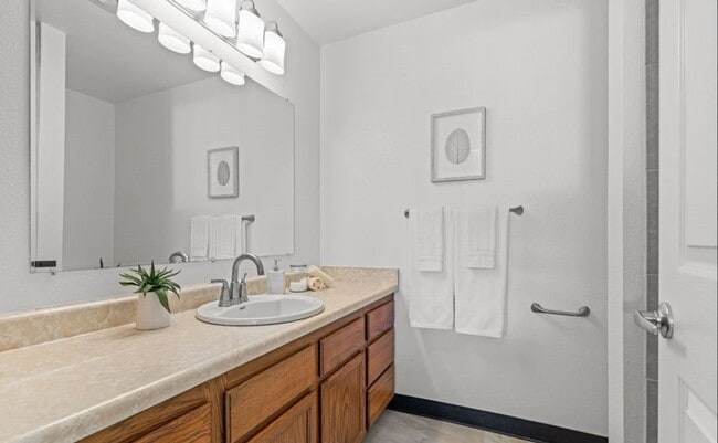 Building Photo - Renovated 2 Bed Kirkland Condo in Salishan...