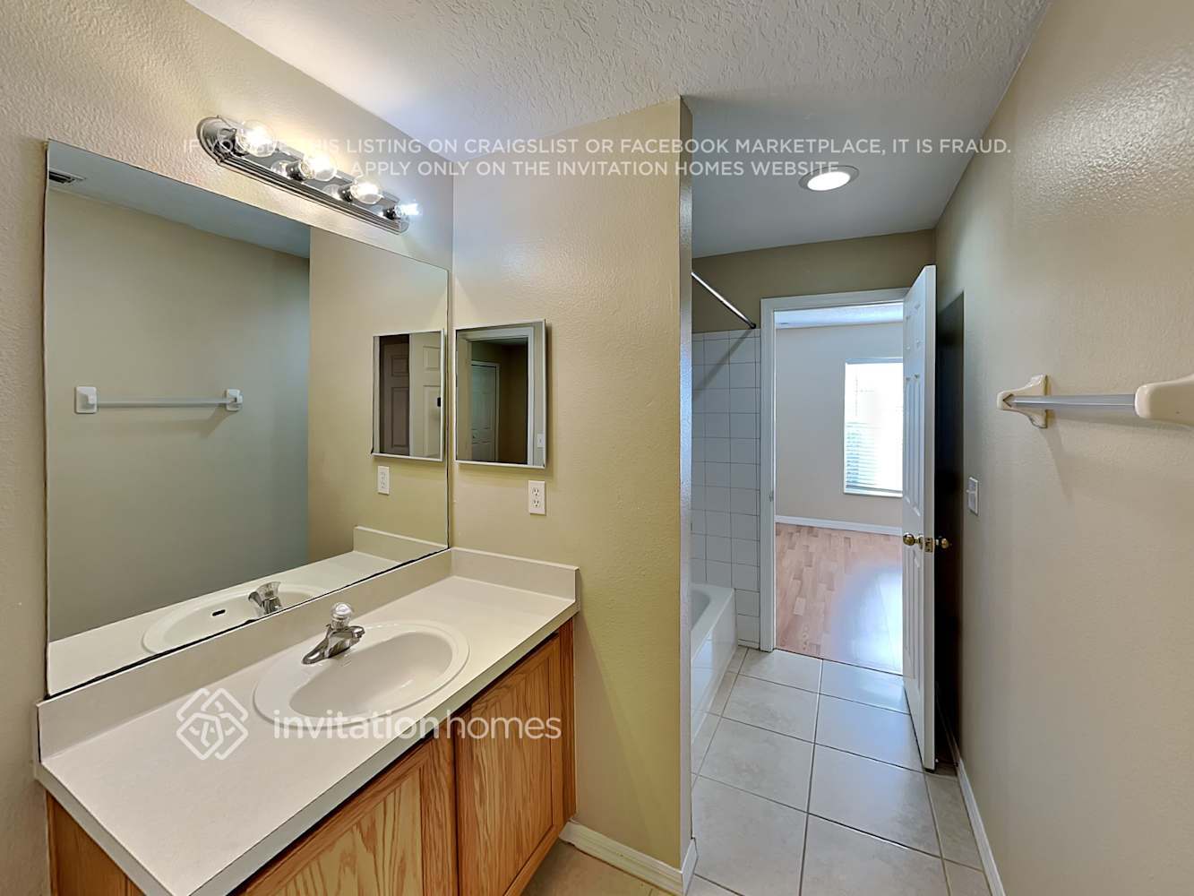 Building Photo - 1047 Lakeview Oaks Dr