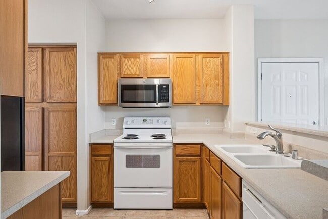 Building Photo - Charming 3-bed, 2-bath townhome in gated community!