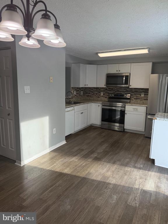 Building Photo - 8910 Pembrook Woods