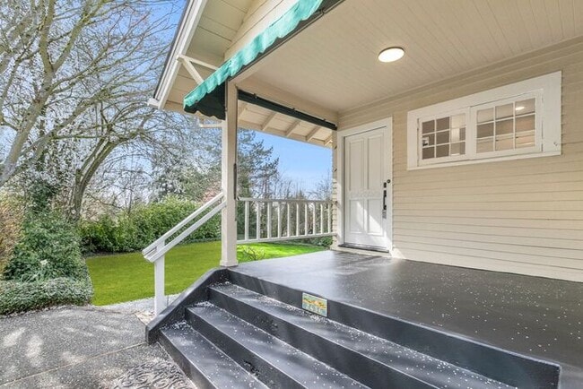 Building Photo - Sunny Air Conditioned Mercer Island Charmer!
