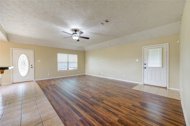 Building Photo - 9550 Thousand Oaks Loop