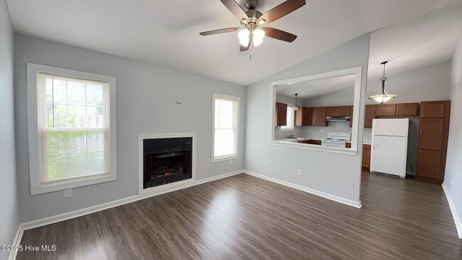 Building Photo - 751 Pinewood Dr