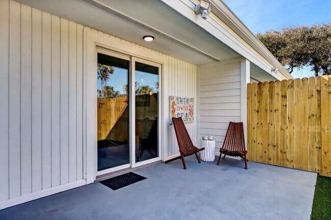 Building Photo - 2701 Seagate Ln S