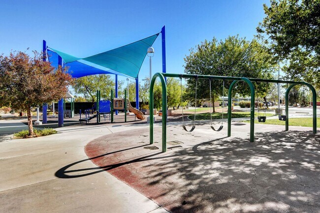 Building Photo - 2 Bedroom Condo w/ Patio & 1 Car Attached ...