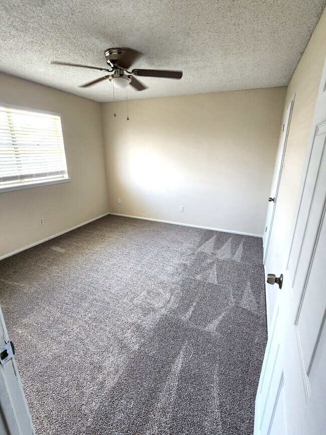 Building Photo - Updated 3/2/1 duplex in Northwest Lubbock.