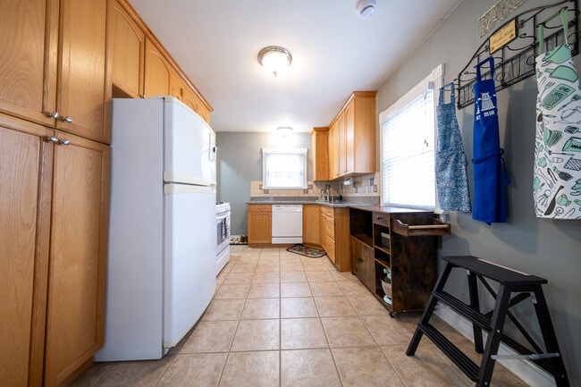 Building Photo - 6057 Clinton Ave