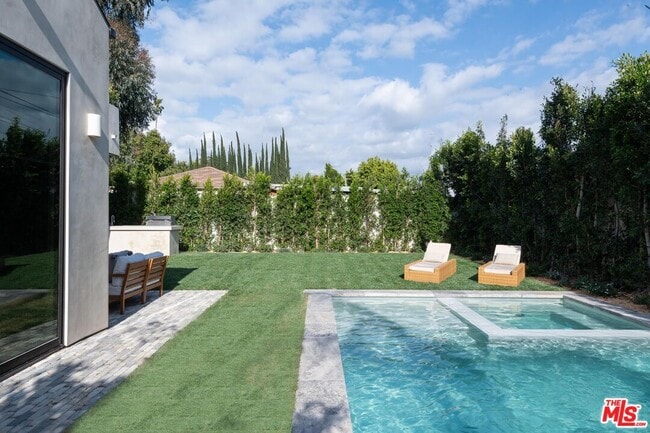 Building Photo - 11748 La Maida St