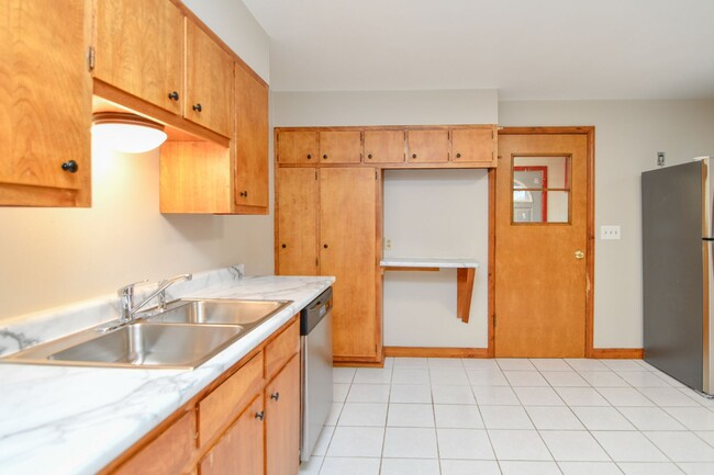 Building Photo - 2 Bed 1 Bath Lower - ALL UTILITIES INCLUDE...