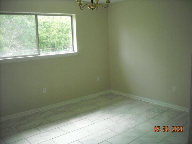 Building Photo - 10331 W Almond Dr