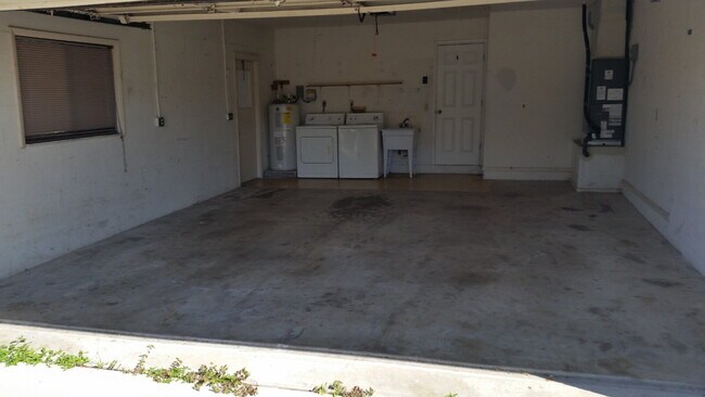 Building Photo - 3 Bed / 2 Bath Home in Venice - Rent with ...