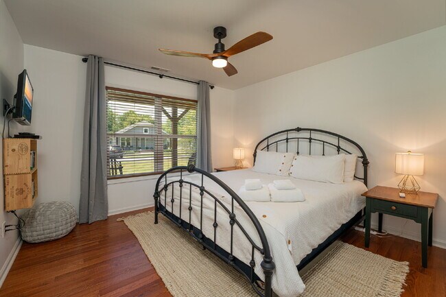Building Photo - Mountain Lux Home - Centrally Located in B...