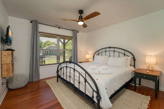 Building Photo - Mountain Lux Home - Centrally Located in Brevard! Furnished Mid- Term Rental Available from Novem...