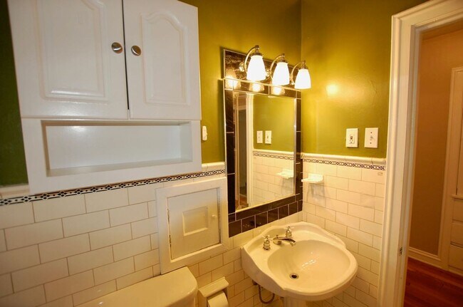 Building Photo - Pristine first floor unit!