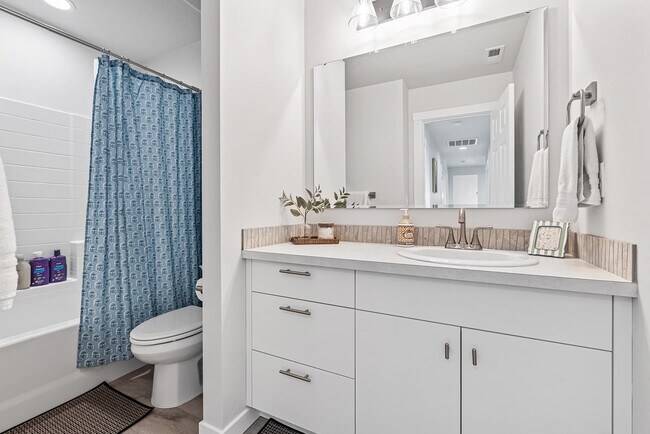 Building Photo - 1424 W Bass River Dr