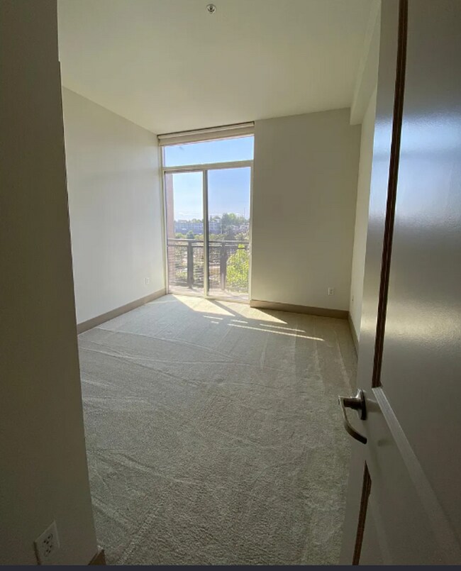 Building Photo - 4547 8th Ave NE