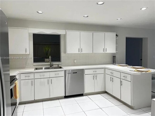 Building Photo - 16910 SW 109th Ave