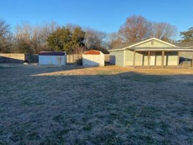 Building Photo - Single-Family Home in Hollister