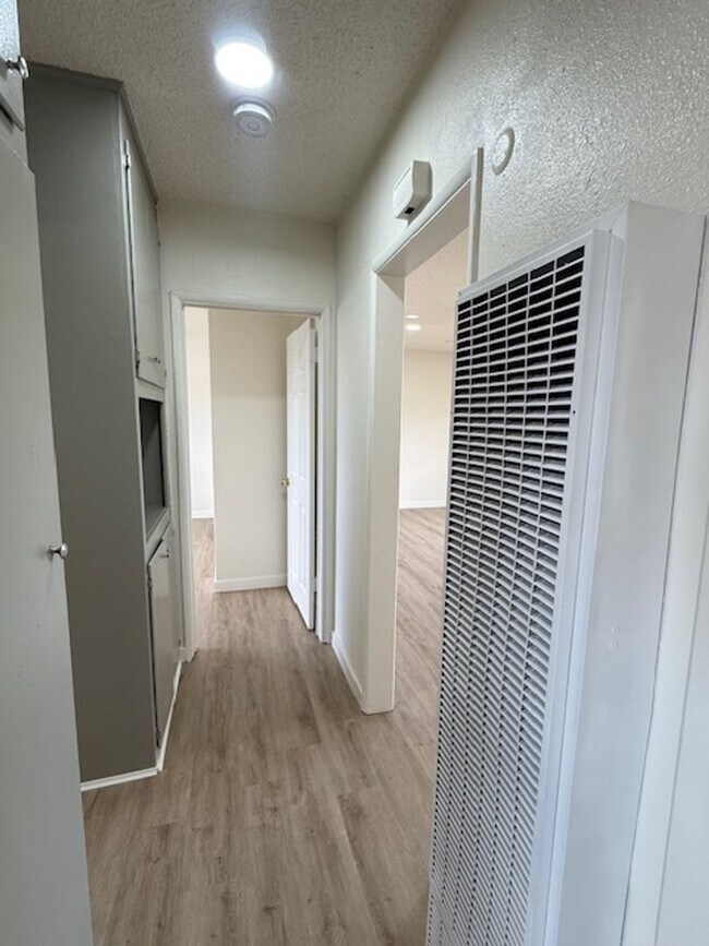 Building Photo - Spacious remodeled 2 BR apartment - Inglew...