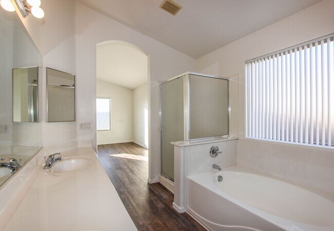 Building Photo - Viewpoint North - Three Bedroom Home