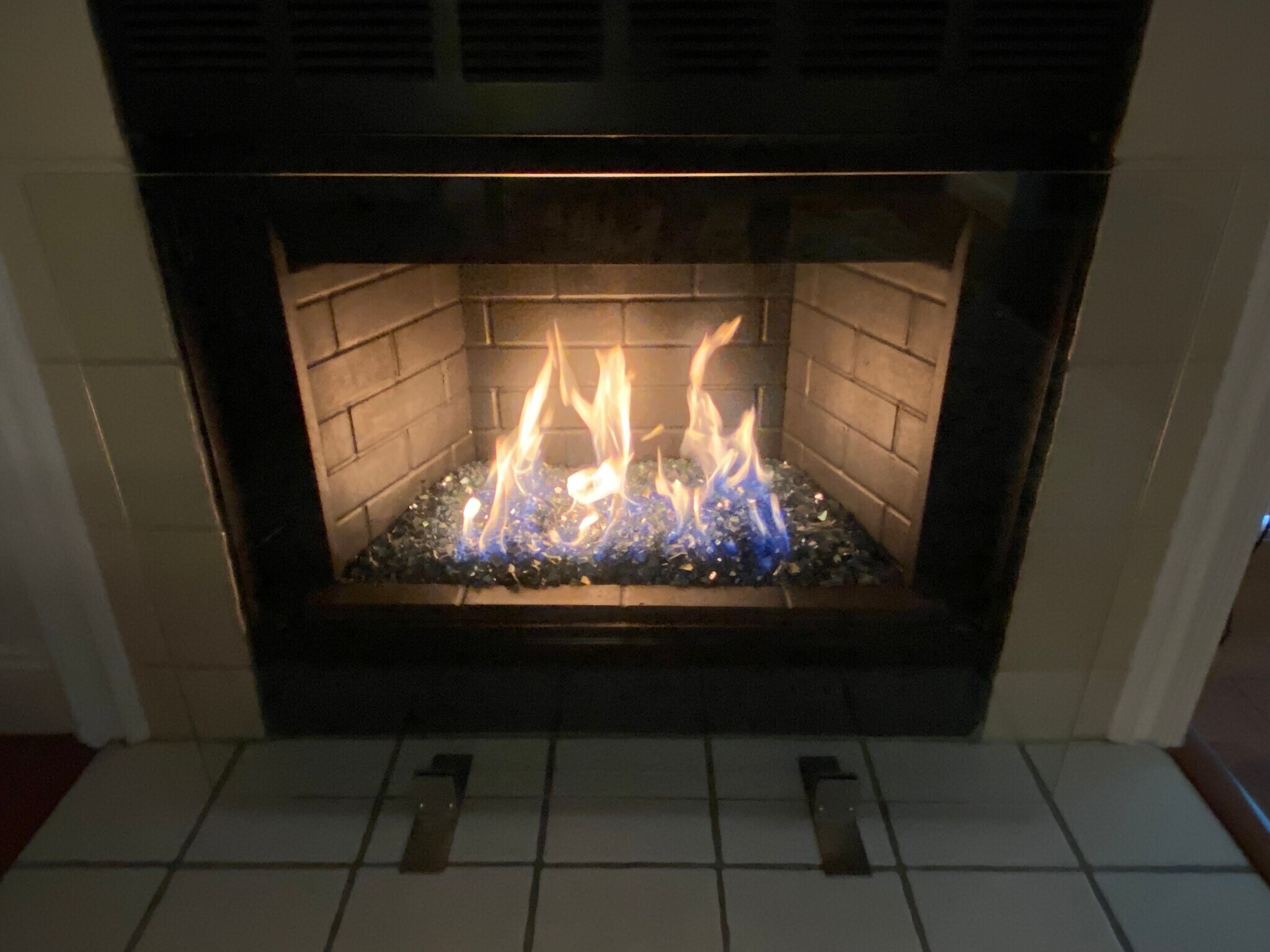 Crushed reflective glass gas fireplace - 6638 Clybourn Ave