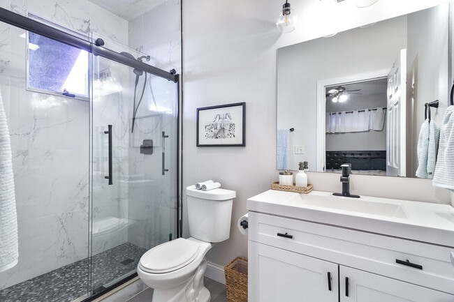 Building Photo - 3103 N Oakley Ave