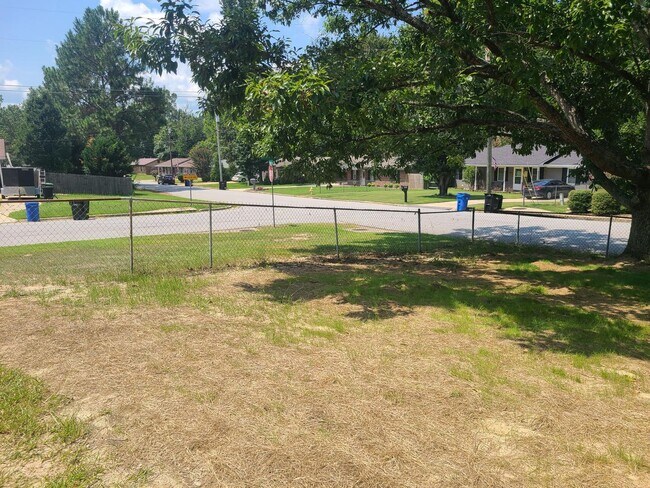 Building Photo - 4 Bedrooms 2.5 Baths, North Columbus