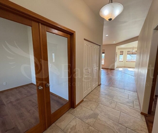 Building Photo - Three Bedroom, Two Bathroom House in Chape...