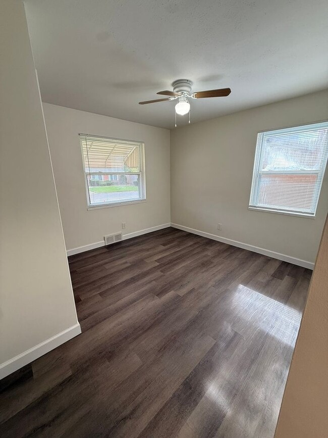 Building Photo - 631 Hampshire Rd