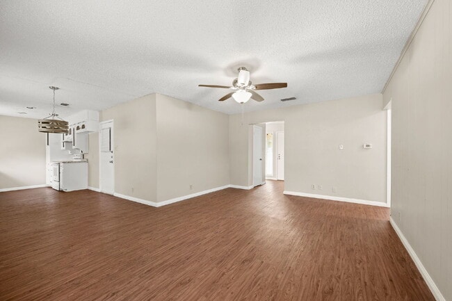 Building Photo - Charming 3-Bed, 2-Bath Gem in Fort Worth – Your Cozy Living Awaits!