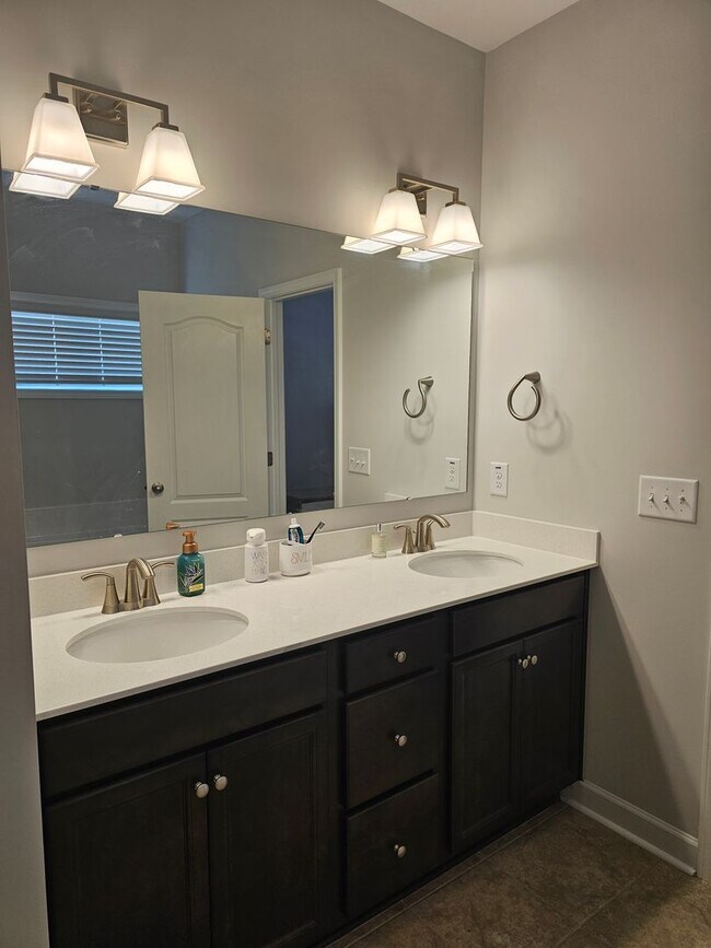 Building Photo - Like New Home featuring 4 Bedrooms, a Loft, and a fully fenced Yard!