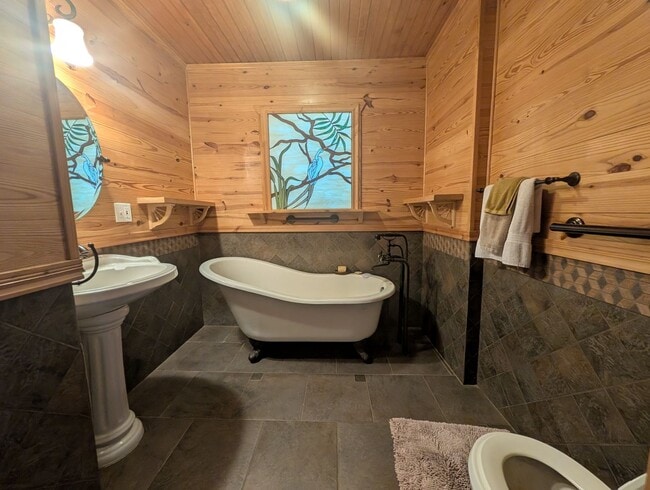 Building Photo - Charming Raindrop Hill Farmhouse on Gibson Lane - All Utilities Included