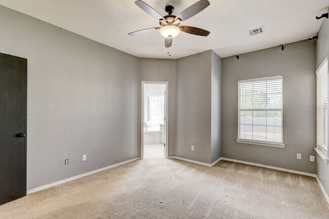 Building Photo - 1605 Silver Oak Dr