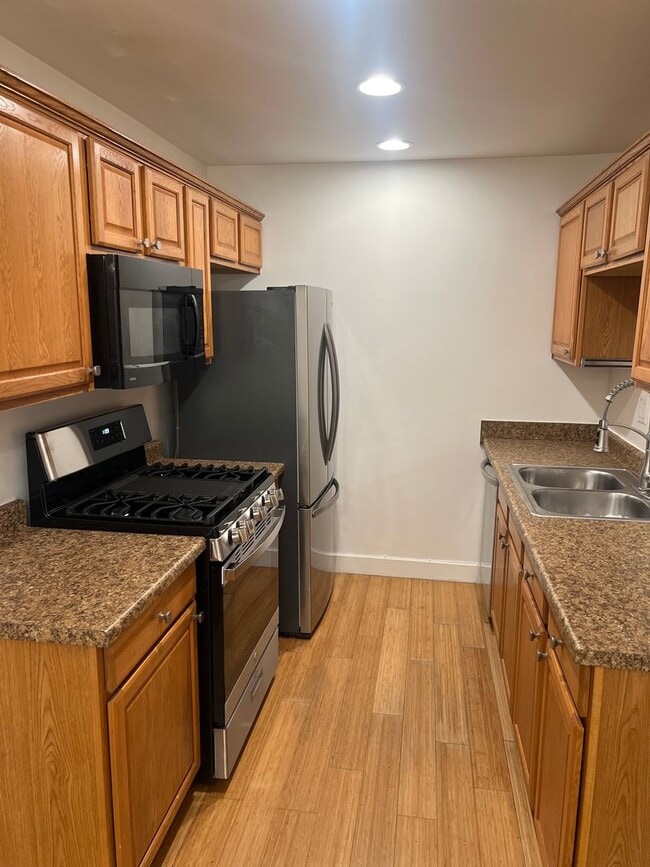 Building Photo - AWESOME 2 BEDROOM 2 BATH UNIT