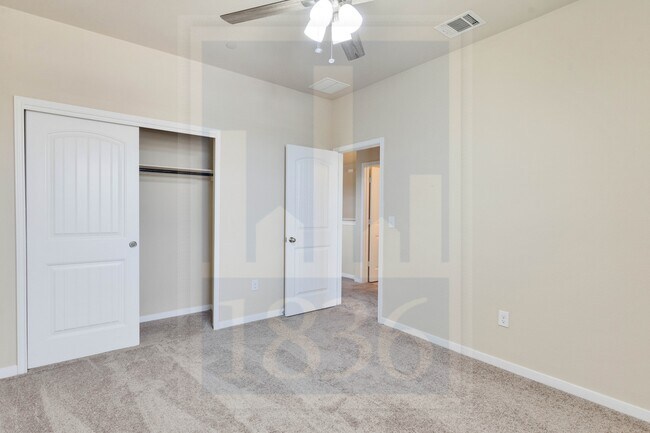 Building Photo - 2880 Donnell Dr
