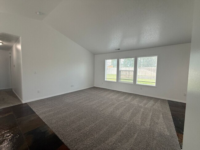 Building Photo - 3 bed, 2 bath- Kennewick Location!