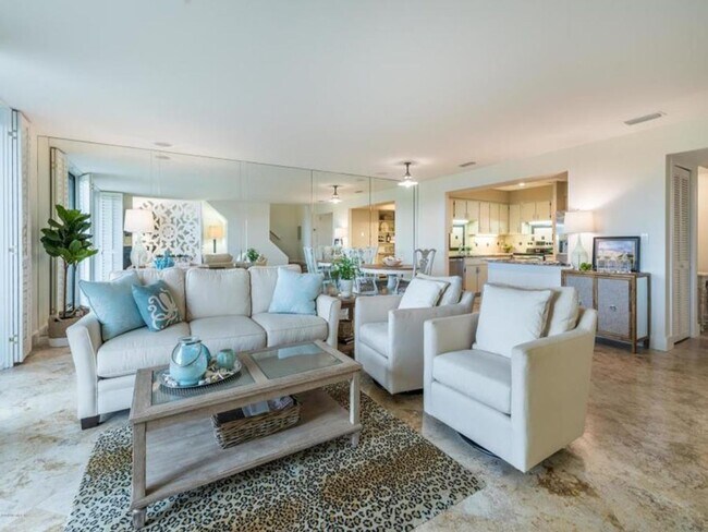 Building Photo - Beautiful Spinnakers Reach Condo