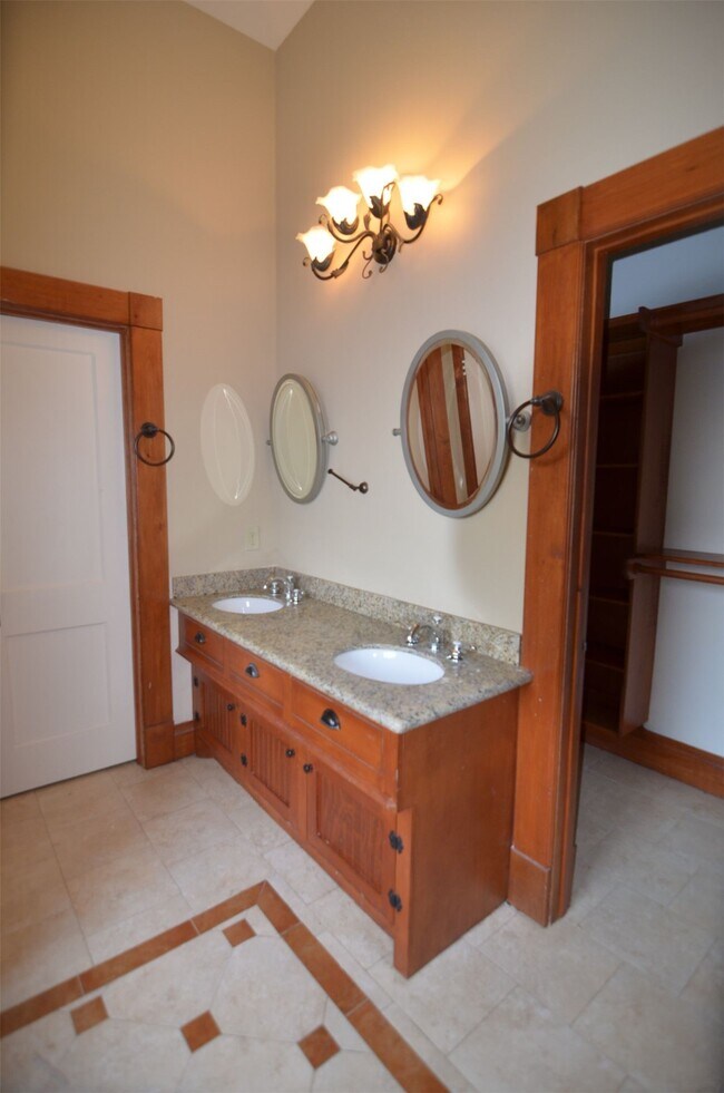 Building Photo - 1615 Houston Ave