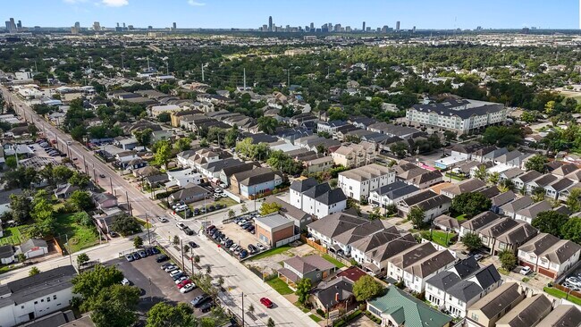 Building Photo - 1507 N Durham Dr