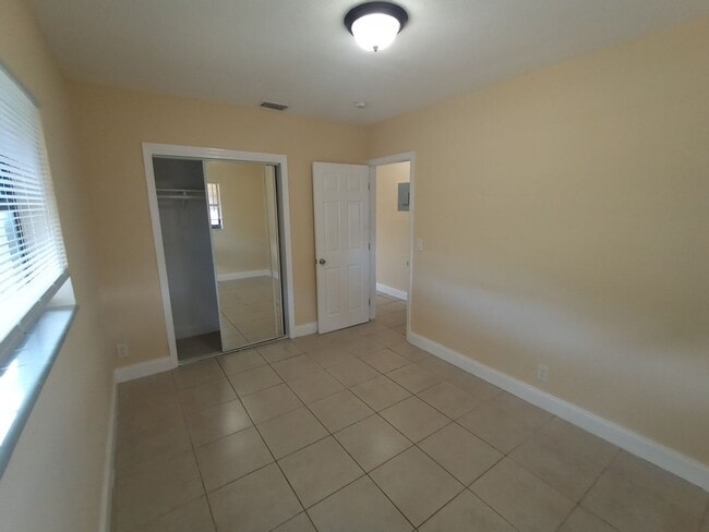 Building Photo - 3/2 HOME FOR RENT.  FENCED BACK YARD