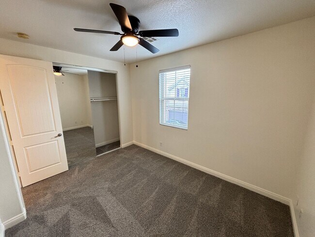 Building Photo - 10735 Knickerbocker Ave