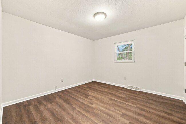 Building Photo - 3 Bedroom 1 Bathroom