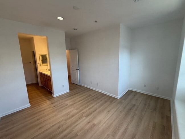 Building Photo - 3-Bedroom Townhome in Central Richmond Near Richmond BART Station