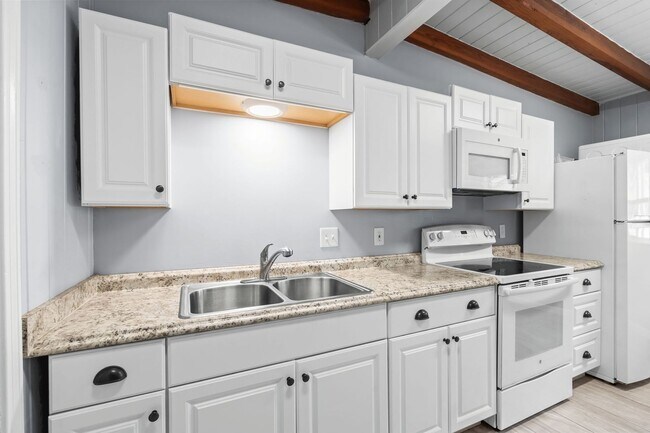 Building Photo - Turner Street Tri-Plex