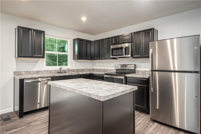 Building Photo - 701 Lakeview Cove