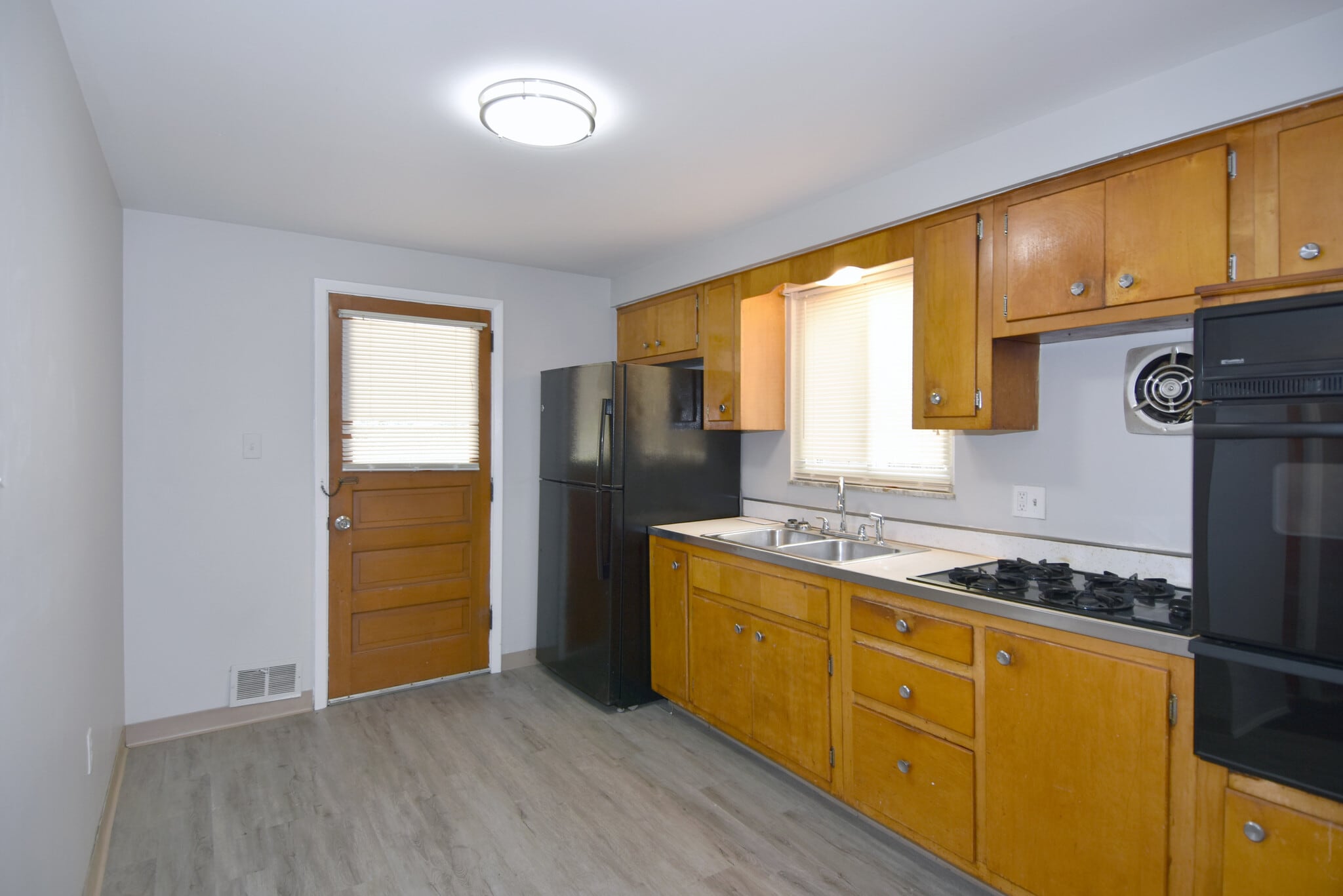 Spacious kitchen with new LVT flooring and LED lighting - 3152 Glendale Ave