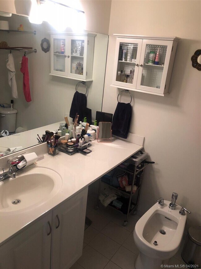 Building Photo - 215 SW 42nd Ave