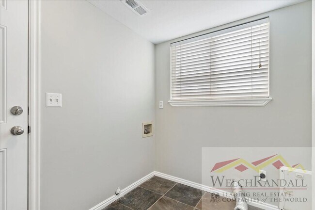 Building Photo - Stunning 5-Bedroom Home in Sandy – Move-In Ready