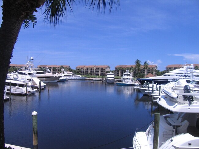 Building Photo - 2401 Marina Isle Way