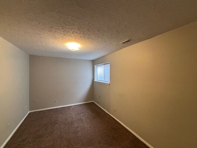 Building Photo - Spacious 3 bedroom Townhome: Available NOW!